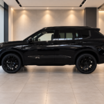 Črni Mitsubishi Outlander PHEV v salonu-1