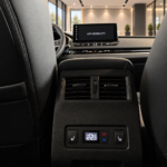 Črni Mitsubishi Outlander PHEV v salonu-11