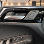 Črni Mitsubishi Outlander PHEV v salonu-12