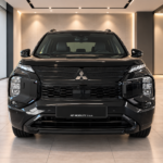 Črni Mitsubishi Outlander PHEV v salonu-3