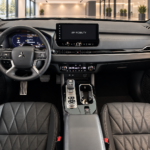 Črni Mitsubishi Outlander PHEV v salonu-5