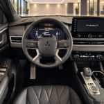 Črni Mitsubishi Outlander PHEV v salonu-7