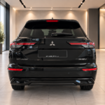 Črni Mitsubishi Outlander PHEV v sodobnem salonu-4