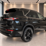 Črni Mitsubishi Outlander v sodobnem salonu-2